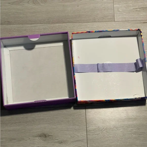 FREE! LUSH Gift Box - Picture 2 of 3